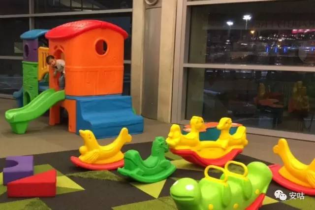 呕吐、洒食物、睡不好、拉臭臭，带娃坐飞机的“幺蛾子”怎么解决？