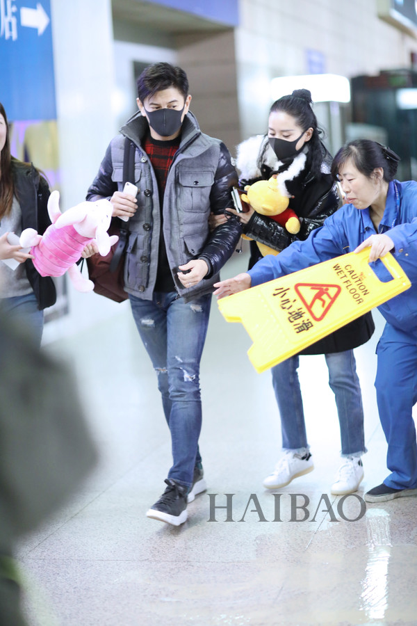 高甜！高圆圆、刘诗诗分别携老公过年双双把家还！海报时尚网华语明星街拍合辑,1月23日~2月2日！