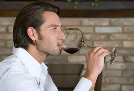 喝完酒没睡够第二天怎么醒酒,春节喝酒的自救方法