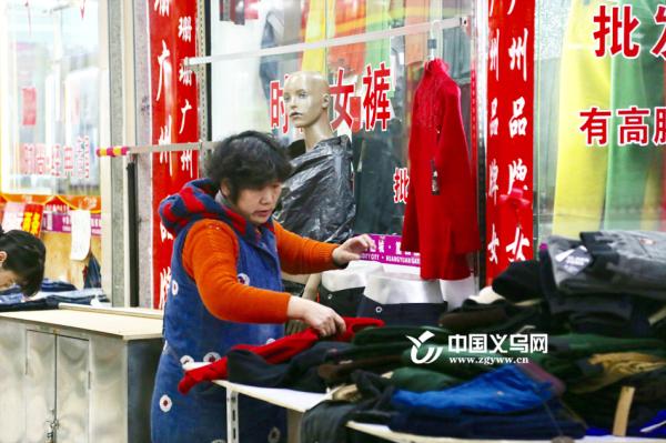 义乌篁园市场开市经营户贴春联寓意来年财源滚滚