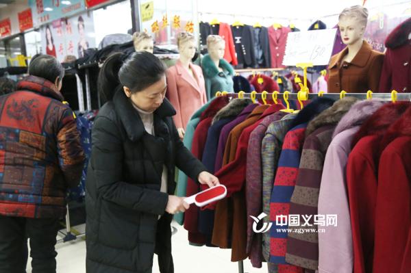 义乌篁园市场开市经营户贴春联寓意来年财源滚滚