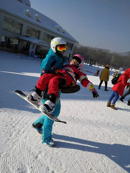 龙江旅游小记者杨若廷：平山神鹿滑雪场的单板滑雪之旅
