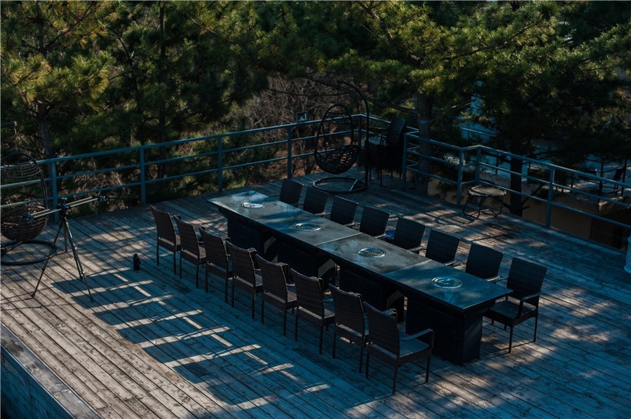 在被称做“东方瑞士”的仙境，她盖了一座令人心境荡漾的房子，森林与大海都在后花园里