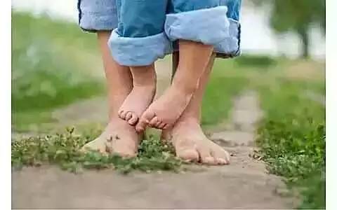 「亲子百问」孩子总喜欢脱鞋脱袜子，怎么纠正他的不文明行为？