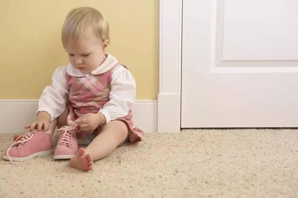 「亲子百问」孩子总喜欢脱鞋脱袜子，怎么纠正他的不文明行为？