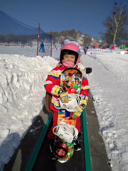 龙江旅游小记者杨若廷：平山神鹿滑雪场的单板滑雪之旅