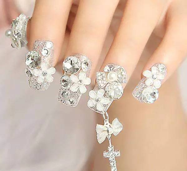 老师给幼儿剪指甲不小心剪到手,幼儿园小孩被老师剪指甲流血