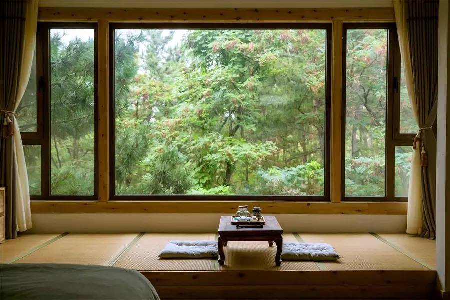 在被称做“东方瑞士”的仙境，她盖了一座令人心境荡漾的房子，森林与大海都在后花园里