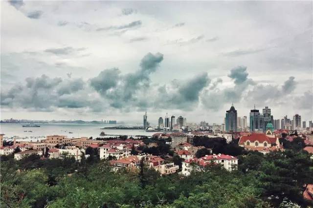 在被称做“东方瑞士”的仙境，她盖了一座令人心境荡漾的房子，森林与大海都在后花园里