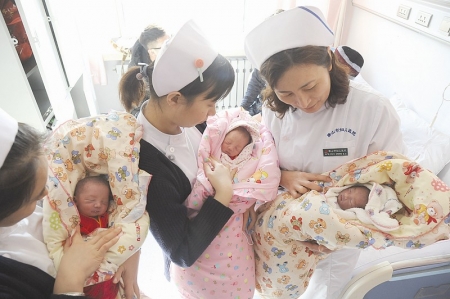 三胞胎面临早产母子四人,三胞胎早产苦难重重