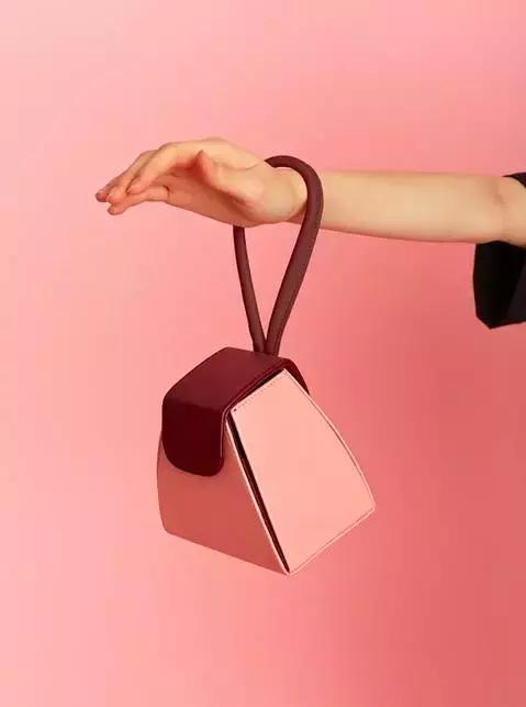 鬼怪剧终，那些美貌的包包却让女王完全停不下来种草