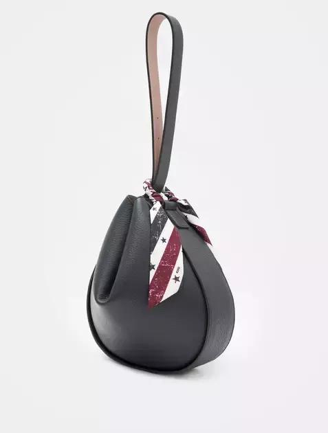 鬼怪剧终，那些美貌的包包却让女王完全停不下来种草