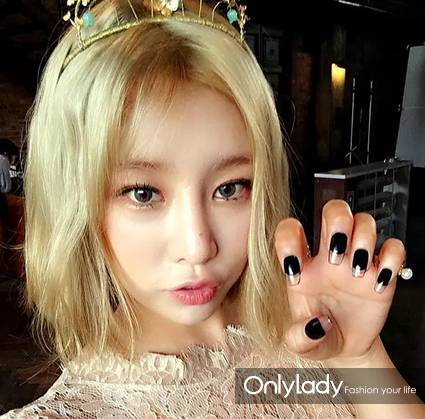 美甲款式推荐2024夏款手绘美甲,美甲款式手绘爆款美甲图显白