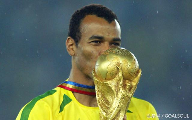 能攻善守的边后卫有哪些,21世纪前十年世界足坛十大边后卫