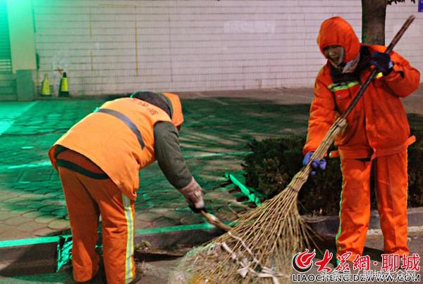 网络媒体走转改之环卫工人凌晨四点上街，盼望早回家与家人团聚