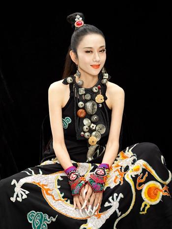 杨丽萍穿薄纱孔雀服,杨丽萍的孔雀服竟是画上去的