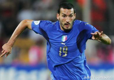 能攻善守的边后卫有哪些,21世纪前十年世界足坛十大边后卫