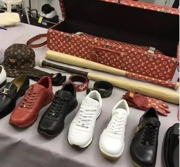 lv x supreme联名红色卫衣 (lv和supreme联名牛仔外套)