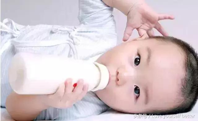 溢奶吐奶呛奶的正确处理方式,宝宝漾奶吐奶呛奶是怎么回事