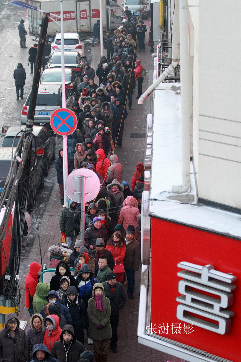 严寒里千人排队,民众零下12度寒风中排队