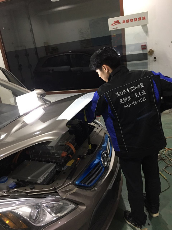 汽车被砸出坑处理,车被放炮砸了个坑怎么修复