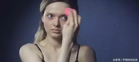 她妆前满脸暗疮，妆后美若天仙