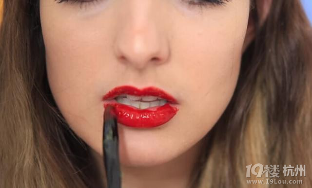 撕拉唇彩的正确涂法,在家做可撕拉的唇彩
