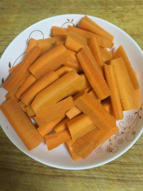 自制狗狗零食胡萝卜鸭肉条 (自制狗狗胡萝卜肉球小零食)