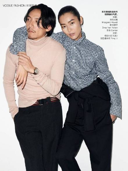 刘雯着绿色露腰上衣大秀好身材,刘雯保暖内衣走秀