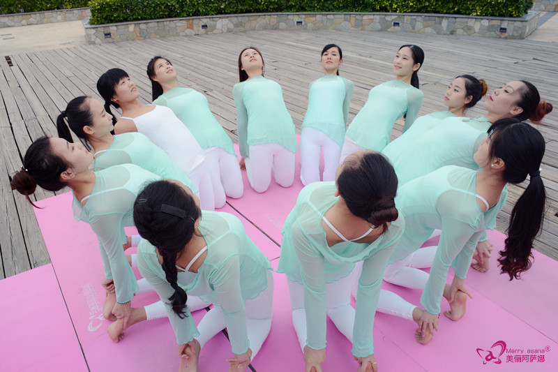 10个平凡女孩和瑜伽共舞之后