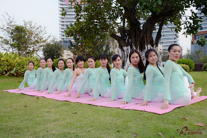 10个平凡女孩和瑜伽共舞之后