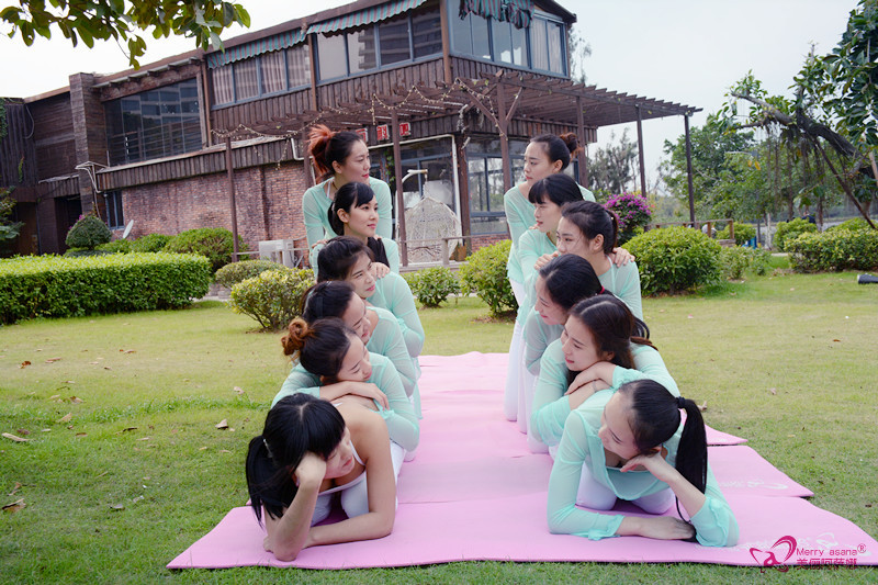 10个平凡女孩和瑜伽共舞之后