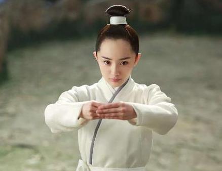 杨幂的发际线为什么那么高,三生三世杨幂发际线高是故意的吗