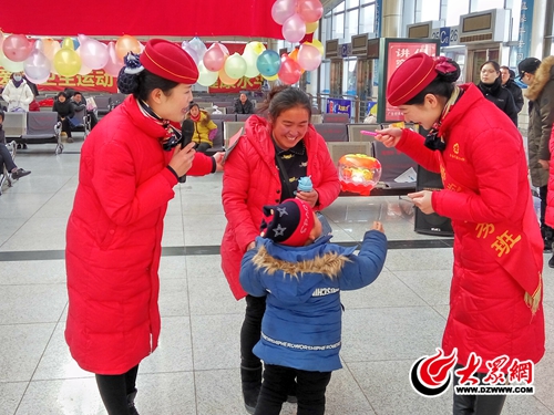欢乐元宵在旅途临沂客运总站为旅客送汤圆