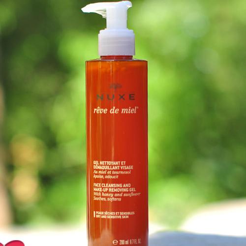 涂抹护肤品感觉痒是怎么回事,脸上涂抹护肤品为啥有刺痛感