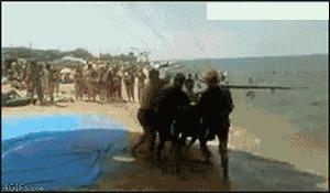 女生的嘴是撅着的,姑娘的嘴