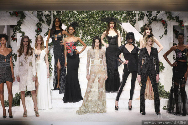 刘雯着绿色露腰上衣大秀好身材,刘雯保暖内衣走秀