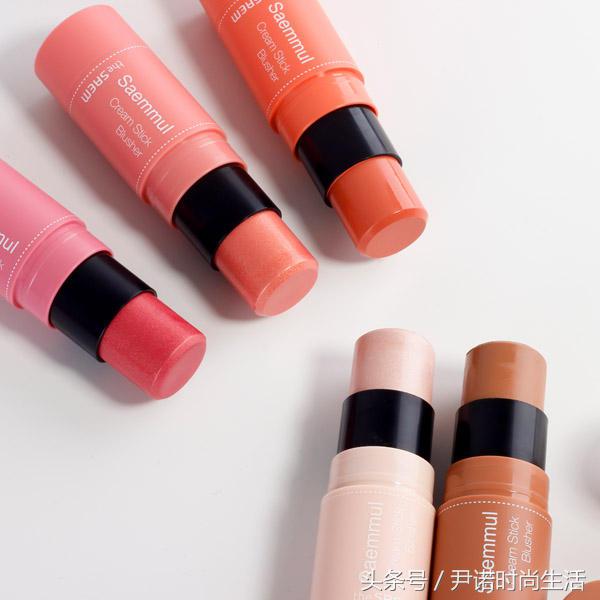 她妆前满脸暗疮，妆后美若天仙