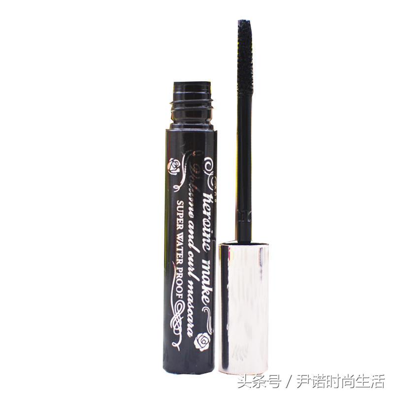 她妆前满脸暗疮，妆后美若天仙