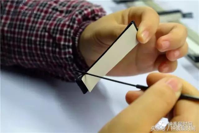 天梭手表的皮表带特容易坏,天梭运动表不能佩戴钢带么