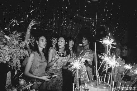 刘雯着绿色露腰上衣大秀好身材,刘雯保暖内衣走秀