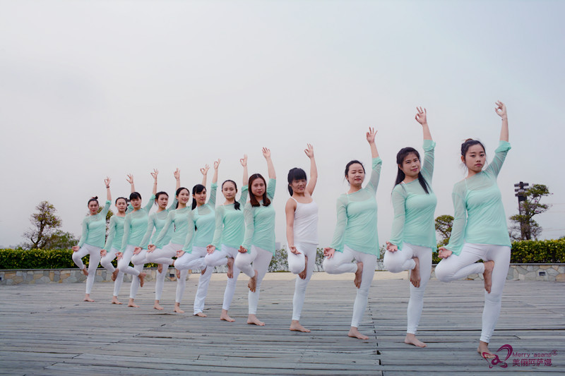 10个平凡女孩和瑜伽共舞之后