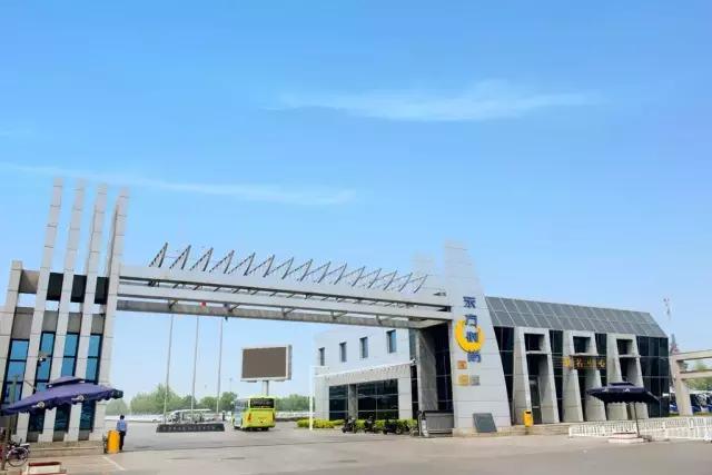 为人父母千万要照看好自己的孩子,有孩子的父母开车一定要关注安全