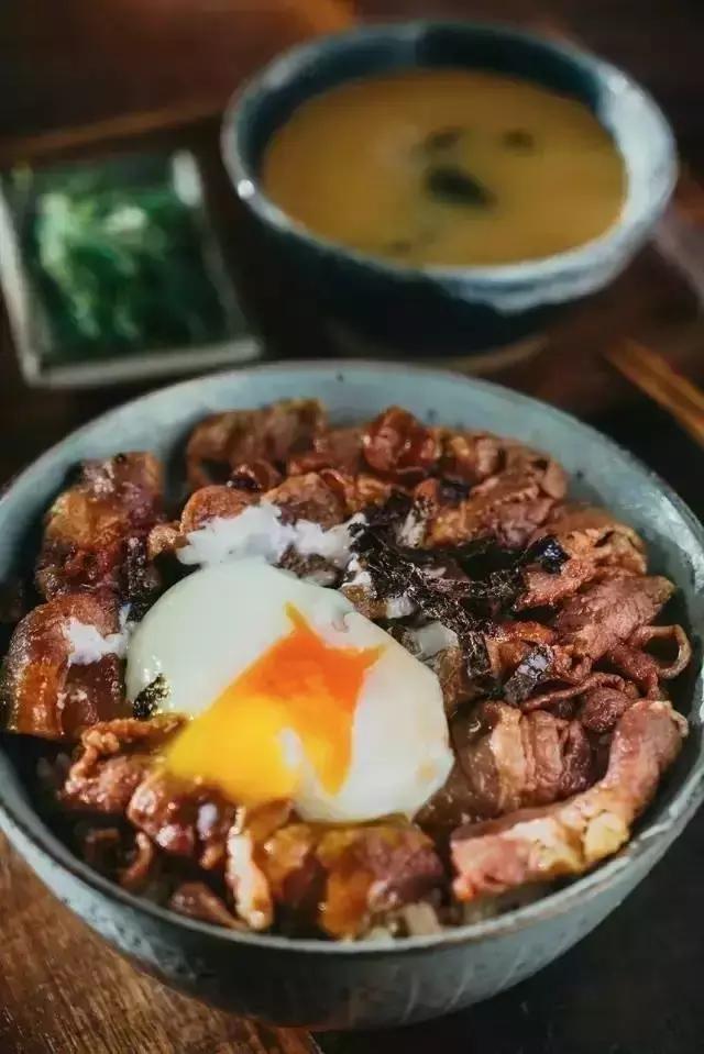 来一碗咖喱牛肉饭,一碗精致的牛丼饭