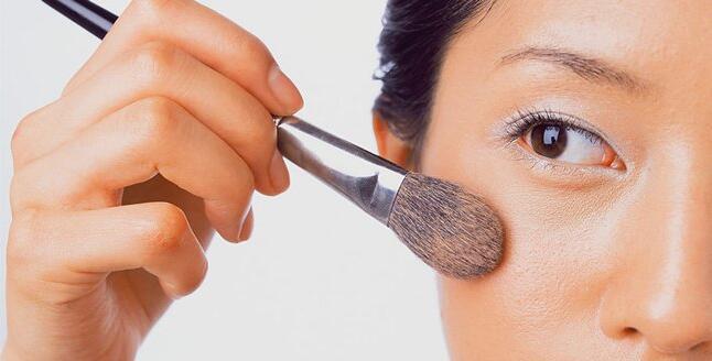 化妆师建议的遮瑕膏的使用小窍门！