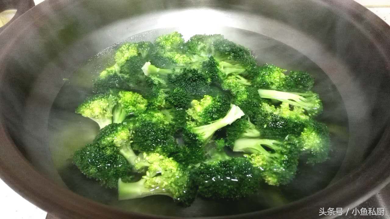 凉拌西兰花有哪些营养,西兰花加什么炒营养美味