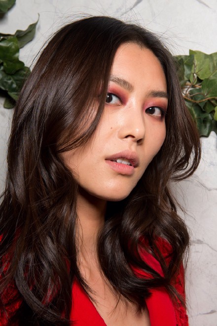 刘雯着绿色露腰上衣大秀好身材,刘雯保暖内衣走秀