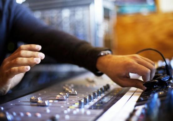 国外月入十万的行业,音乐方面比较挣钱的职业