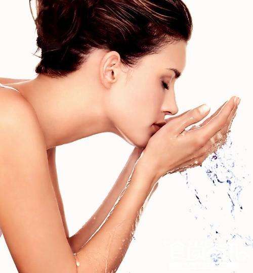 涂抹护肤品感觉痒是怎么回事,脸上涂抹护肤品为啥有刺痛感