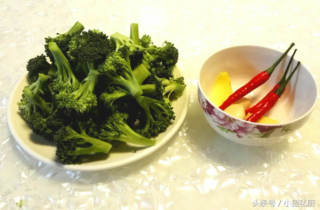 凉拌西兰花有哪些营养,西兰花加什么炒营养美味